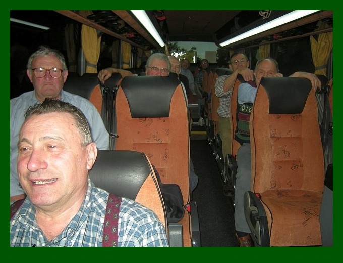 E dopo aver mangiato, mangiato e ben bevuto.... si canta in pullman durante il rientro E dopo aver mangiato, mangiato e ben bevuto.... si canta in pullman durante il rientro