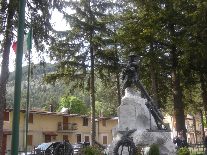 Pescasseroli (AQ) - Monumento ai caduti 2