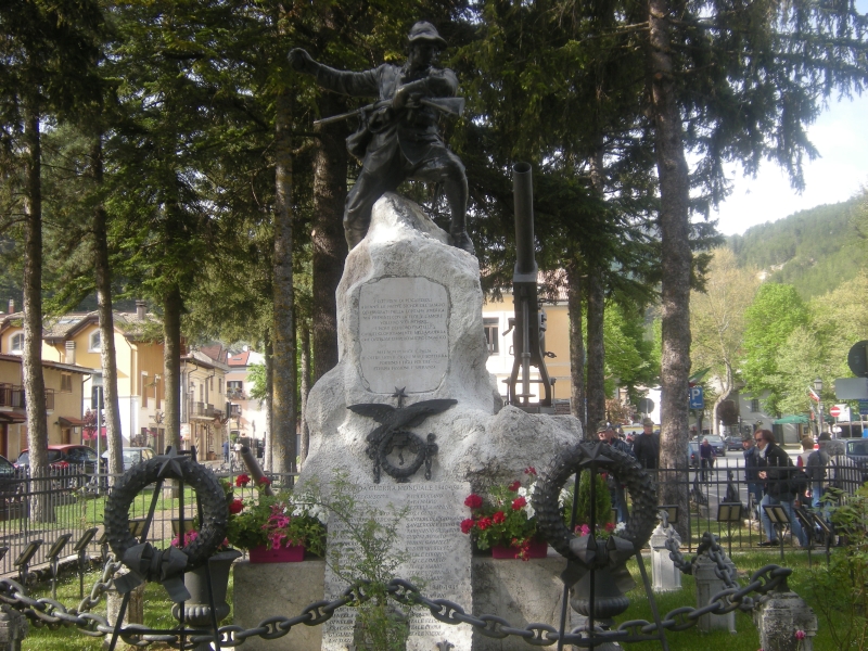 Pescasseroli (AQ) - Monumento ai caduti 3