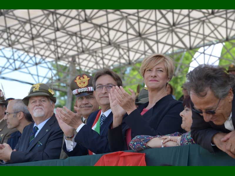 Sfilata 40/71 - Il governatore dell'Abruzzo, Giovanni Chiodi ed il Ministro della Difesa, Roberta Pinotti