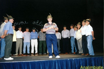 10 Maggio – Il coro si esibisce per il pubblico del villaggio