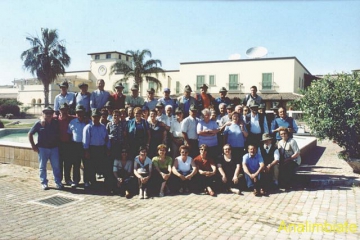 14 Maggio – La vacanza è finita. Foto di gruppo dei partecipanti pronti per il rientro a casa