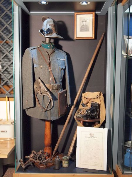 Vetrina_Monelli_presso_la_Mostra_permanente_della_Grande_Guerra_di_Borgo_Valsugana_-_Trento