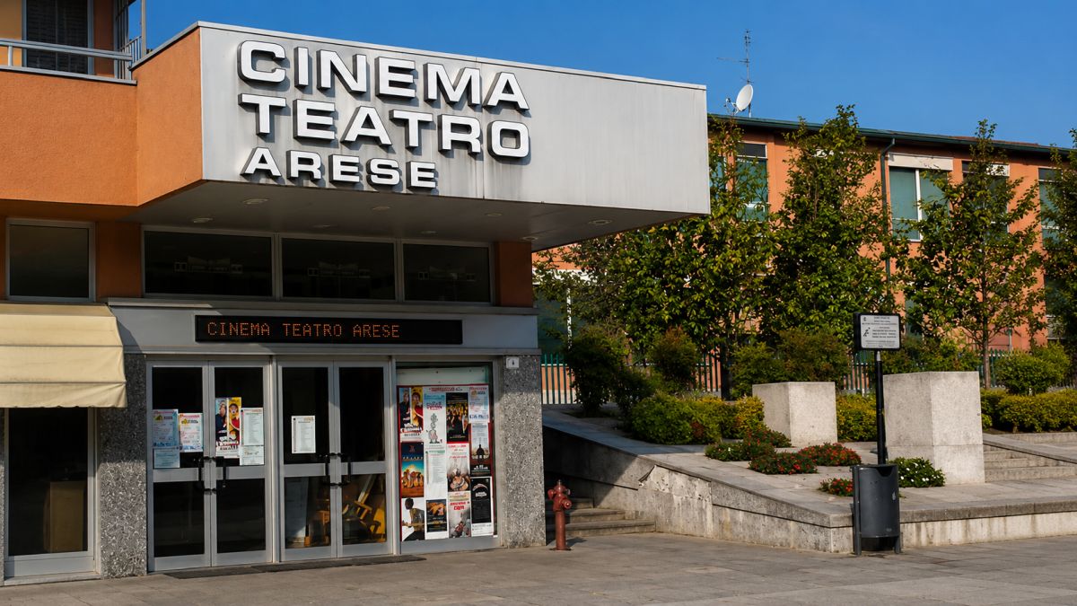 Ingresso del Cinema Teatro Arese con facciata moderna e insegna principale del teatro