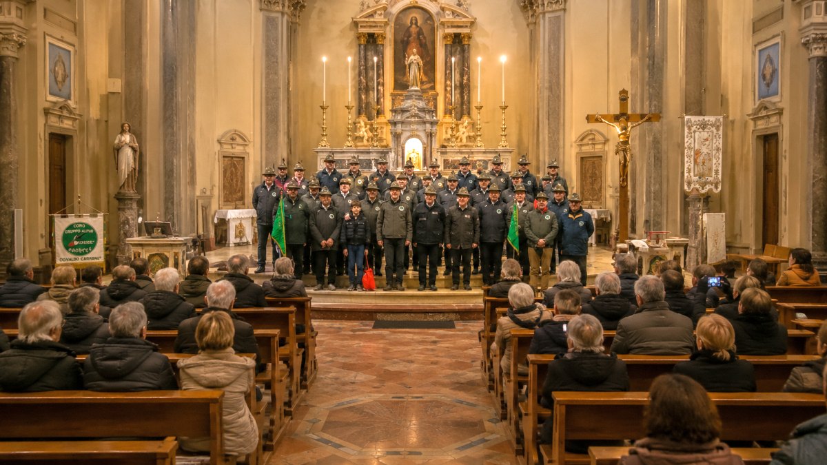 Alpini del Gruppo ANA Limbiate riuniti durante una cerimonia in chiesa con atmosfera commemorativa e tradizione alpina
