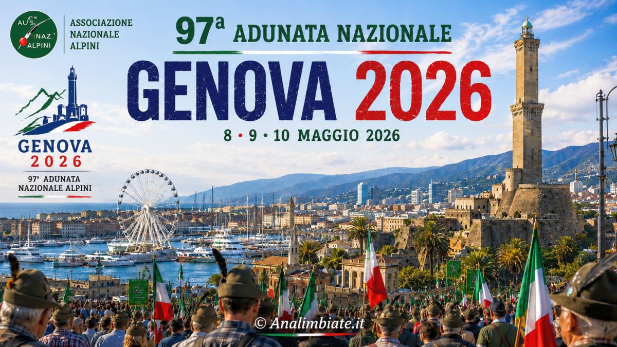Veduta del porto di Genova durante la 97ª Adunata Nazionale Alpini con la Lanterna, bandiere italiane e migliaia di Alpini partecipanti